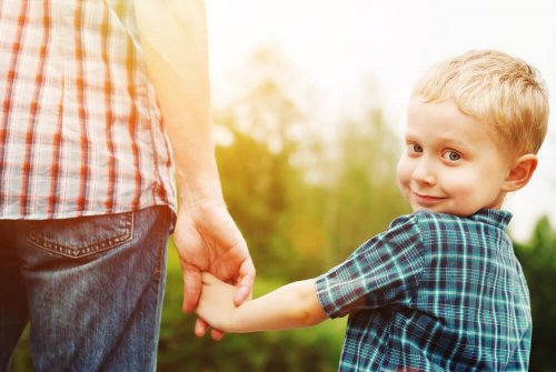 Filho carinhoso dando a mão para sua mãe