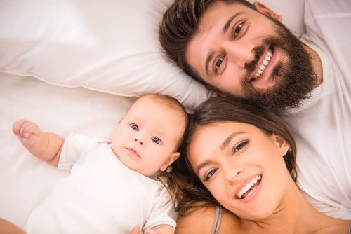 Pais de primeira viagem com filho na cama