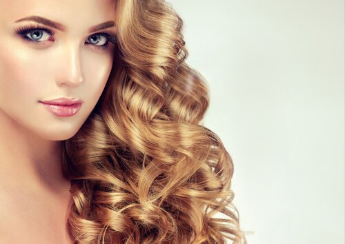 Penteado para noivas com cabelo cacheado