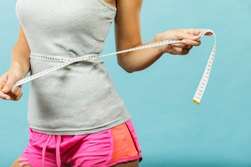 Mulher perdendo medidas na cintura