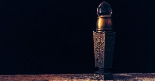 Frascos de perfumes velhos podem servir para decorar sala de estar