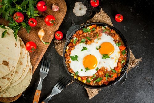 Ovos mexidos com carne e tomate