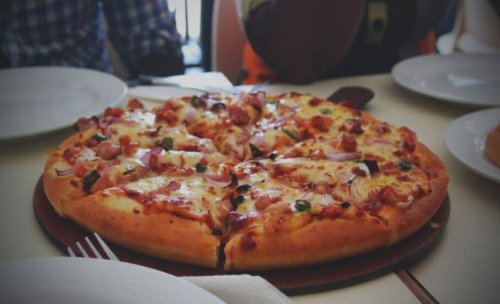 Pode mais sabor às suas pizzas adicionando presunto