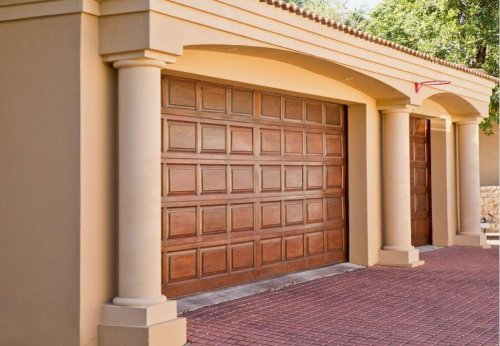 Porta de garagem de madeira
