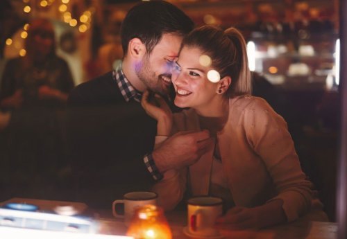 Casal conversando no primeiro encontro