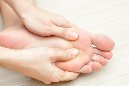 O uso tópico da arnica ajuda a liviar os pés cansados