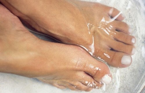 Colocar os pés de molho