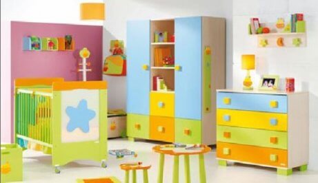 Quarto colorido para os bebês