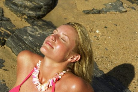 Mulher tomando sol