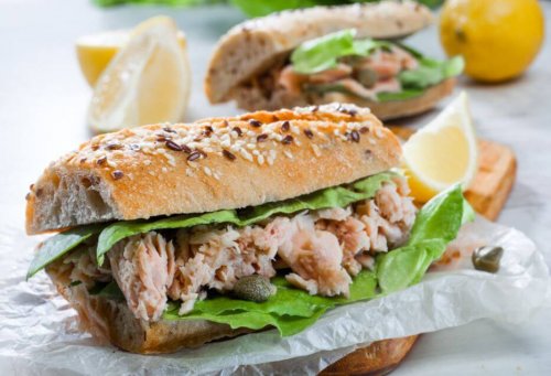 Sanduíche de atum e pão com sementes