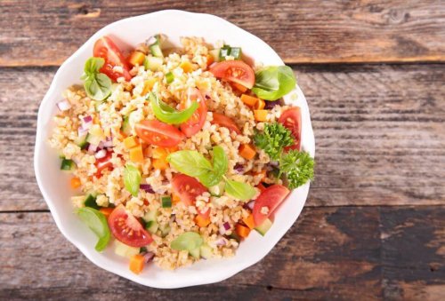 Salada com quinoa e legumes