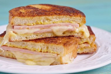 Aprenda a preparar o delicioso sanduíche Monte Cristo
