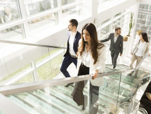 Pessoas subindo escadas no trabalho