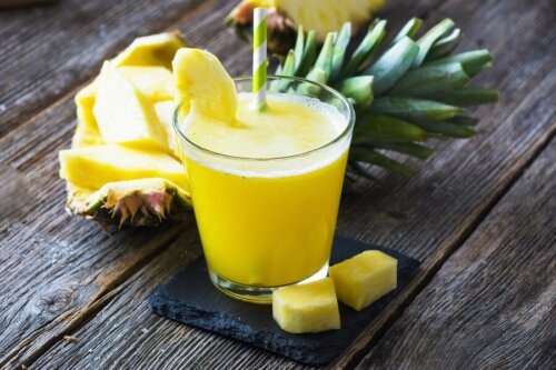 Suco verde de abacaxi e aipo