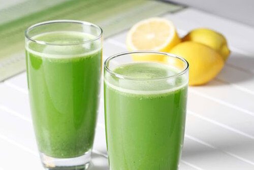 Suco de salsa e limão combater a anemia em casa