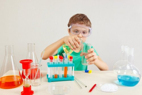 Criança superdotada fazendo experimente de química