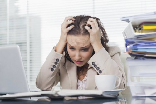 Mulher estressada precisando de pausas ativas