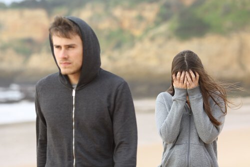 Muler triste porque seu parceiro foi infiel