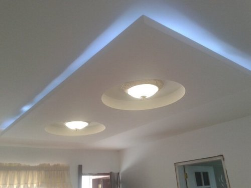 Pode decorar um teto falso com led