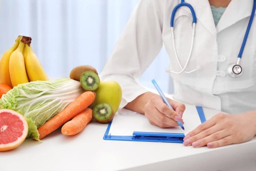 Médico recomendando alimentação saudável
