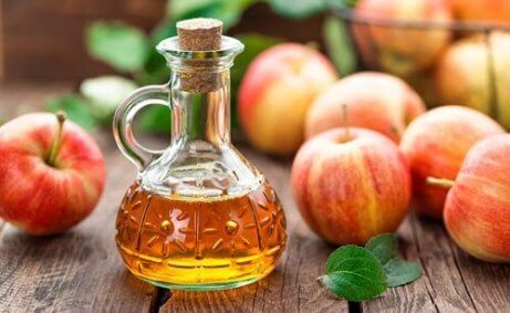 Infusão de vinagre de maçã e gengibre para aliviar a faringite