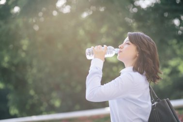 Como preparar um soro caseiro para aliviar a desidratação