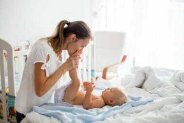 É aconselhável acordar o bebê para trocar a fralda?