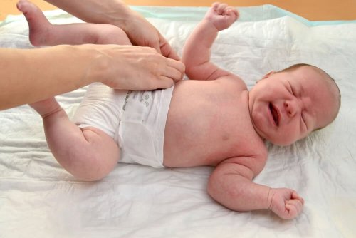 É aconselhável acordar o bebê para trocar a fralda?