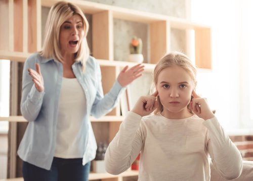 Menina de mau humor na adolescência