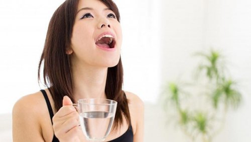 Gargarejos de água com sal ajuda a desinflamar as amídalas