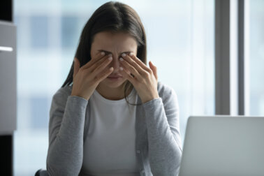 Truques simples para aliviar os olhos cansados