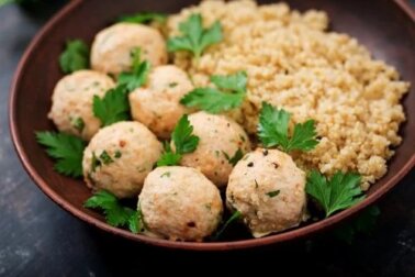 Como fazer almôndegas de quinoa e grão-de-bico