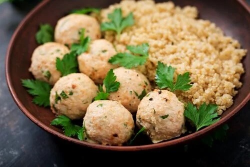 Como fazer almôndegas de quinoa e grão-de-bico