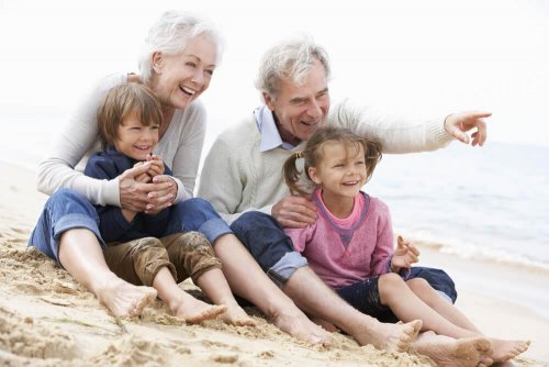 Avós com netos na praia