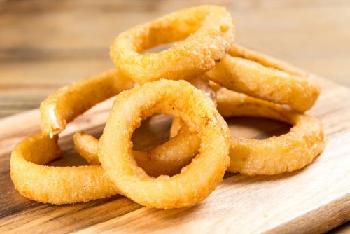 Anéis de cebola empanados e fritos