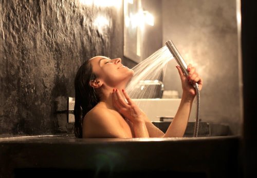 Mulher tomando banho de spa em casa