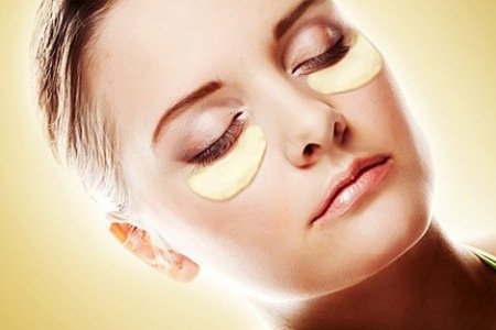 Colocar batata nos olhos ajuda a aliviar os olhos cansados