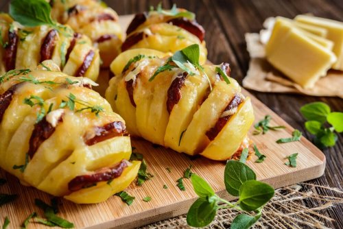 Deliciosas batatas recheadas com chouriço e queijo