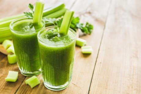 Suco verde com aipo