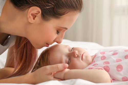 Mãe acordando a filha para trocar a fralda