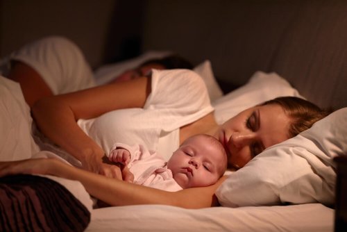 Mãe dormindo com seu bebê