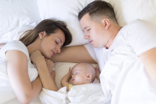 Pais dormindo com seu bebê