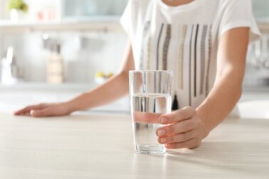 A água ajuda a perder peso? Mitos e verdades