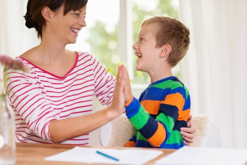 Criança brincando com a mãe