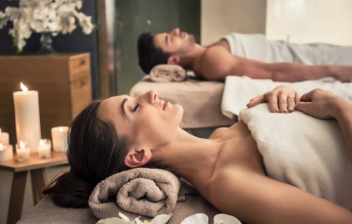 Casal que optou por fazer um spa em casa