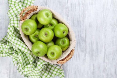 Cesta de maçãs verdes