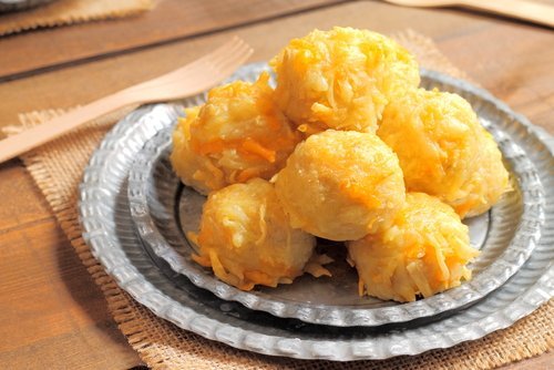 Bolinhos de queijo e banana madura