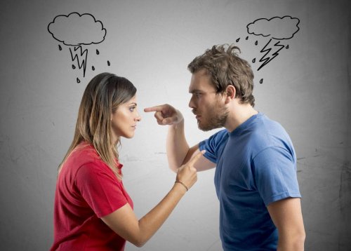 Casal discutindo