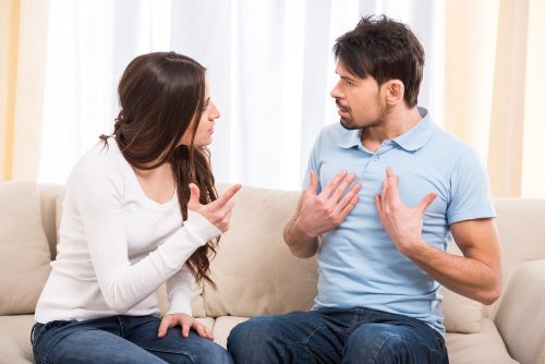 Casal em uma discussão