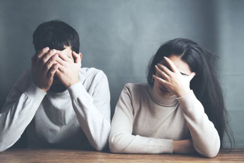 Casal devastado por ter sofrido um aborto espontâneo